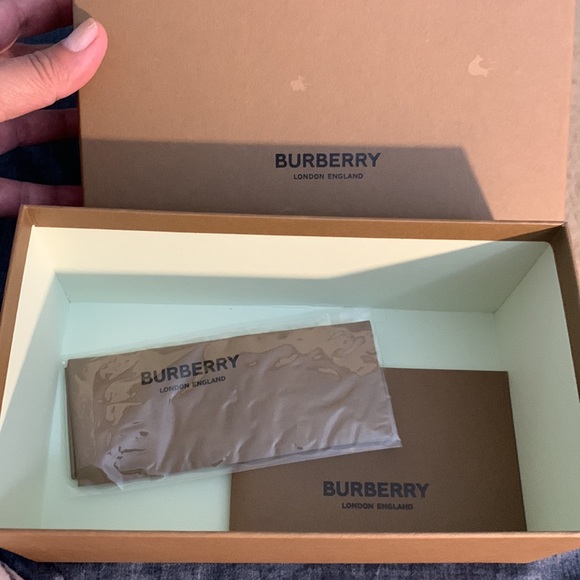 Burberry Sunnies - Picture 7 of 7